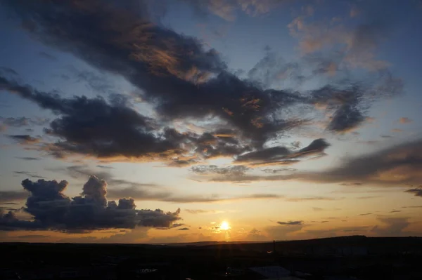 Belo Pôr Sol Laranja Amarelo Com Algumas Nuvens Nele — Fotografia de Stock