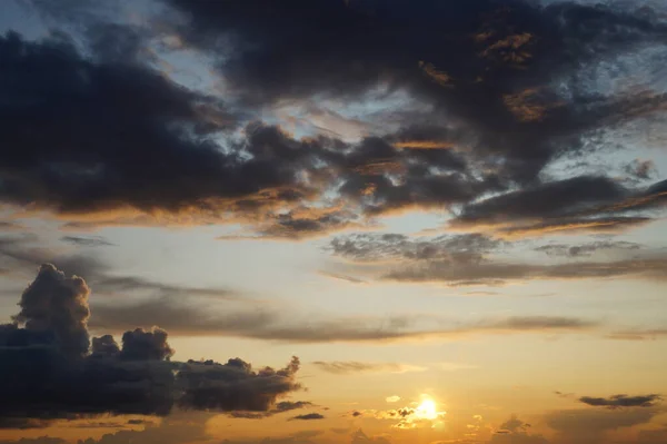 Hermoso Atardecer Amarillo Anaranjado Con Algunas Nubes — Foto de Stock