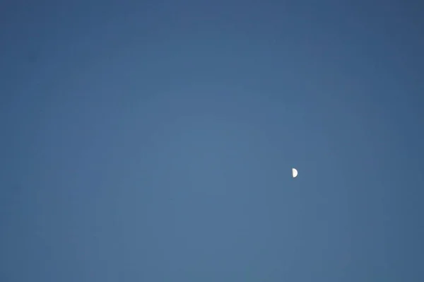 Silvery Half Moon Clear Grey Sky — Stock Photo, Image