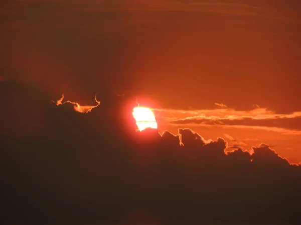 Ясный Закат Небольшими Облаками Ярко Красными Цветами Солнце Светит Огромных — стоковое фото