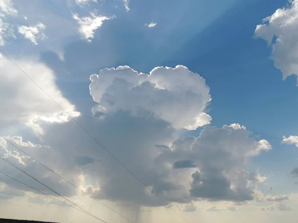 Cielo Azul Claro Fresco Con Enormes Nubes Blancas Grises Sobre — Foto de Stock