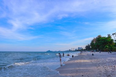 Sahilde güzel bir dalga, temiz su, Andaman Denizi 'ndeki tatilinizde beyaz kum Phuket Tayland.