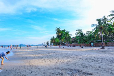 Sahilde güzel bir dalga, temiz su, Andaman Denizi 'ndeki tatilinizde beyaz kum Phuket Tayland.