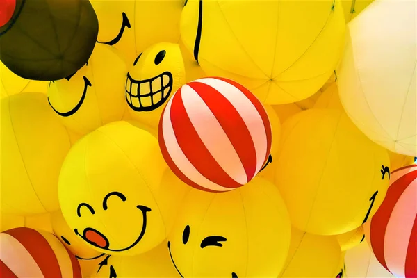 Sourire Ballon Jaune Dans Parti — Photo