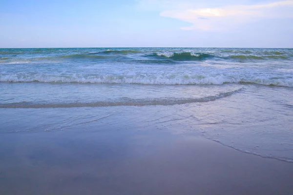 Sakin Denizin Üzerindeki Mavi Gökyüzünde Güneş Işığı Yansıması Ile Güzel — Stok fotoğraf
