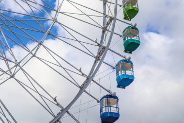 Mavi gökyüzüne karşı renkli dönme dolap, Japonya