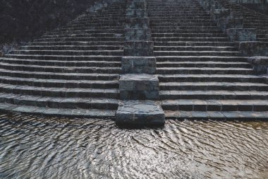 Sakin suya inen eski taş merdivenler.