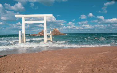 Deniz kenarındaki Kutsal Tapınak Kapısı Nikahlı Kayalar, Fukuoka Japonya