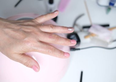 Profesyonel manikür, güzellik salonunda manikür. Renkli jel ojeli tırnak tasarımı..