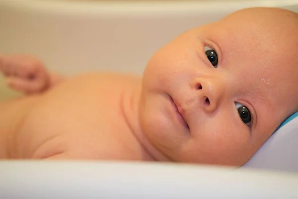 Neugeborenes badet im Badezimmer. Baby-Nahaufnahme — Stockfoto