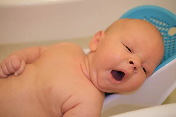 Il neonato si bagna in bagno. Primo piano del bambino — Foto Stock