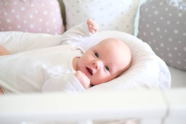 Güzel yeni doğmuş bebek yatağında uzanmış küçük şirin bir bebeğin portresi.