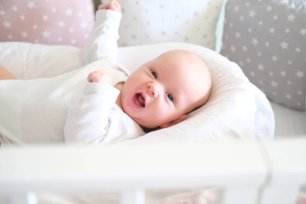 Bonito bebé recién nacido acostado en la cama retrato de un lindo bebé mintiendo — Foto de Stock