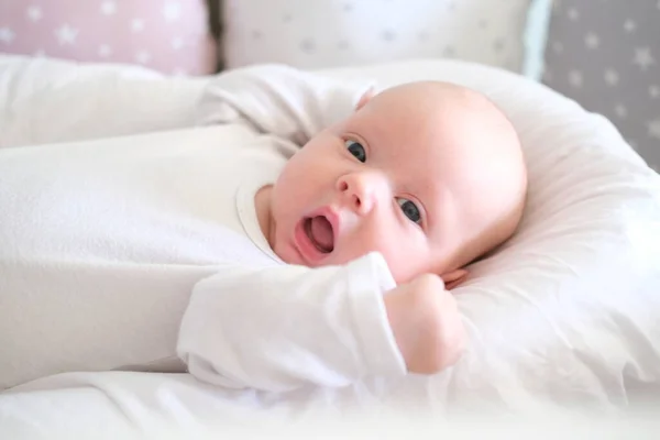 Bonito bebé recién nacido acostado en la cama retrato de un lindo bebé mintiendo — Foto de Stock