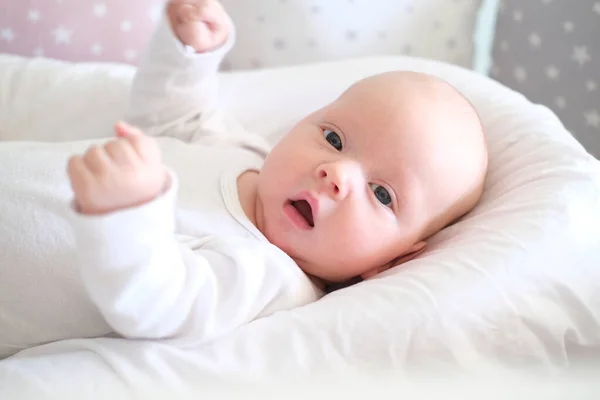 Csinos újszülött baba fekszik az ágyon portré egy aranyos kis baba fekszik — Stock Fotó