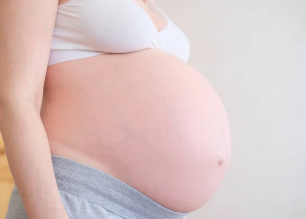 Těhotné ženy břicho zblízka. Koncept nadváhy — Stock fotografie