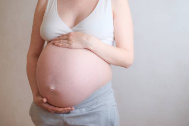 Hamile kadınların karnı şişer. Fazla kilolu konsept