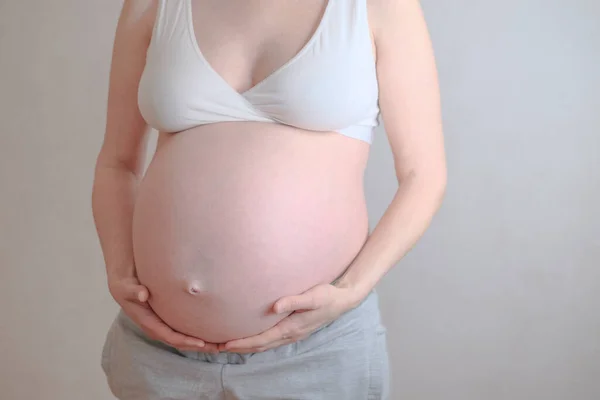 Zwangere vrouwen sluiten hun buik. Begrip overgewicht — Stockfoto