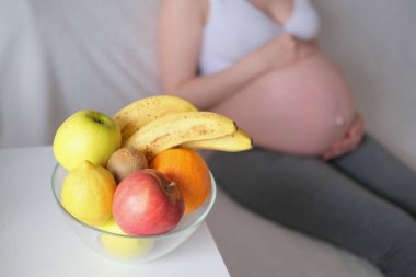Hamile kadınların karnı şişer. Sağlıklı gıda konsepti.