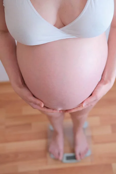 怀孕妇女的腹部紧闭着.超重的概念. — 图库照片