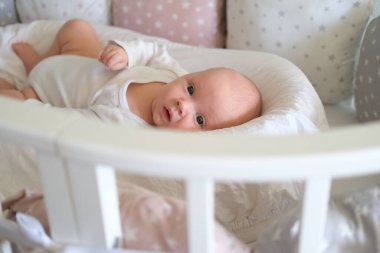 Sevimli, küçük bir bebeğin portresinin üzerinde yatan yeni doğmuş bir bebek. Bir çocuğun yakın plan portresi.