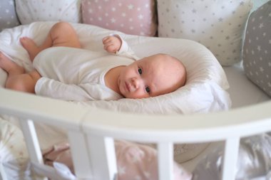 Sevimli, küçük bir bebeğin portresinin üzerinde yatan yeni doğmuş bir bebek. Bir çocuğun yakın plan portresi.