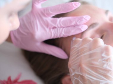 Saç kesimi, balmumuyla kaş modelliği.