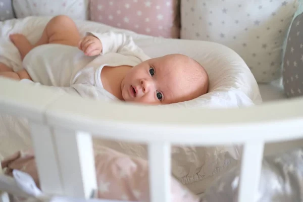 一个漂亮的新生婴儿躺在一个可爱的小宝宝躺在床上的肖像上。儿童的特写. — 图库照片