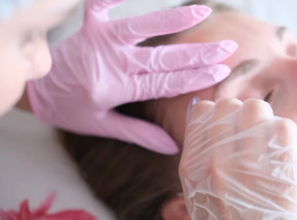 Saç kesimi, balmumuyla kaş modelliği.