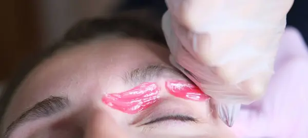 Remoção de cabelo, modelagem de sobrancelhas com cera — Fotografia de Stock