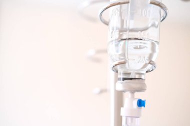 Hastanenin acil servisinde ciddi bir hasta için damar içi sıvı. Tıbbi tedavi acil durum kavramı.