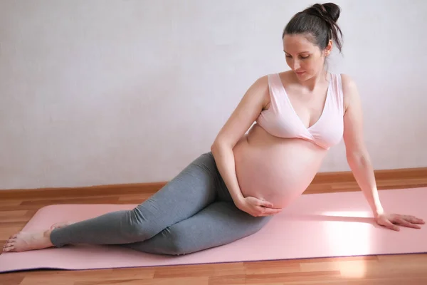 Těhotná žena se věnuje józe. Koncepce potravin, zdravý životní styl, sport. — Stock fotografie