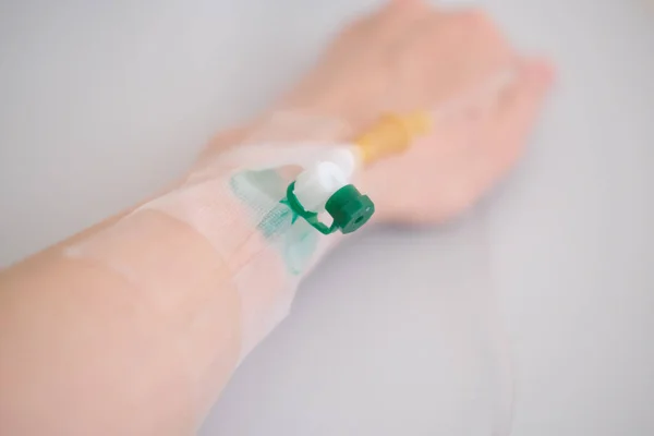 Líquido intravenoso para pacientes graves en la sala de urgencias del hospital. Tratamiento médico concepto de emergencia. — Foto de Stock