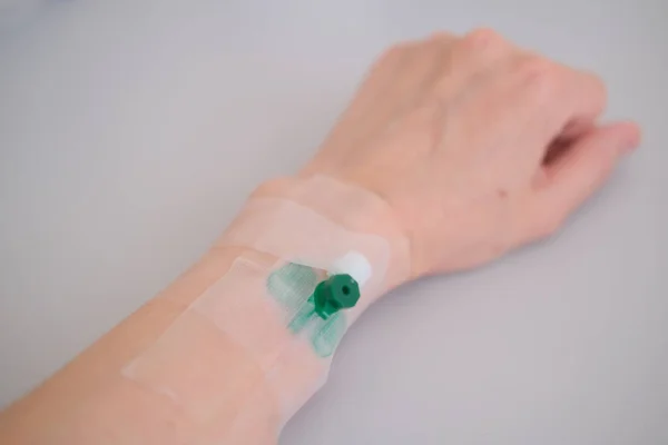 Hastanenin acil servisinde ciddi bir hasta için damar içi sıvı. Tıbbi tedavi acil durum kavramı.