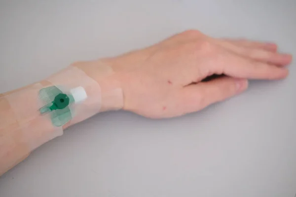 Intravenózní tekutina pro vážného pacienta na pohotovosti v nemocnici. Koncepce lékařské péče. — Stock fotografie