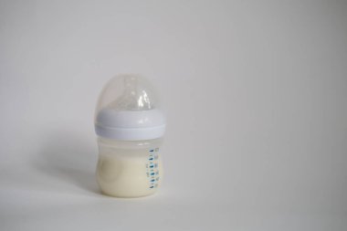 Elektrikli göğüs pompası mutfaktaki masanın üzerinde. İfade edilmiş anne sütü. Genç bir anneye meme bakımı.