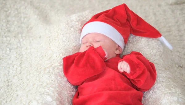Dítě v Santa kostým na bílém pozadí.Vánoční batole v Santa hat.Baby v červeném kostýmu a klobouku. — Stock fotografie