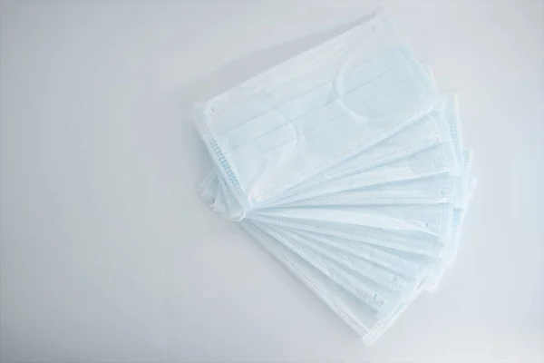 Maska ochronna odizolowana na białym tle. Medyczna kwarantanna koronawirusów, koncepcja higieny — Zdjęcie stockowe