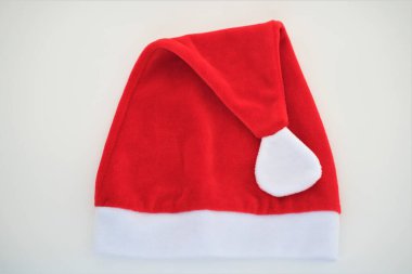 Noel Baba kırmızı şapka beyaz arka planda izole