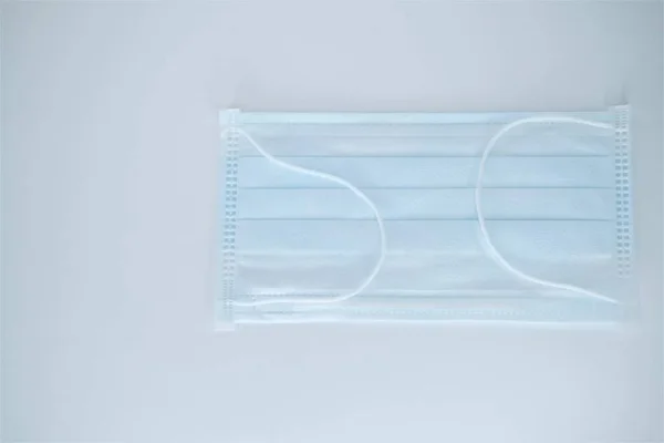 Ιατρική προστατευτική μάσκα που απομονώνεται σε λευκό φόντο. Υγεία ιατρική Coronavirus καραντίνα, έννοια της υγιεινής — Φωτογραφία Αρχείου