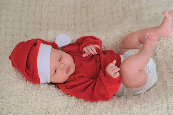 Dítě v santa kostým na bílém pozadí.Vánoční batole v santa klobouk — Stock fotografie