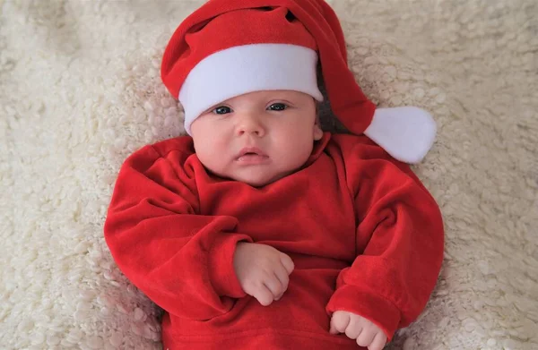 Dítě v santa kostým na bílém pozadí.Vánoční batole v santa klobouk — Stock fotografie