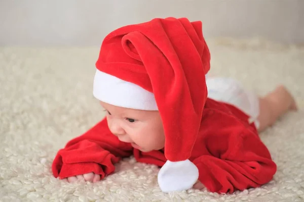 Bambino in costume da Babbo Natale su sfondo bianco.Bambino strisciante in costume di Babbo Natale — Foto Stock