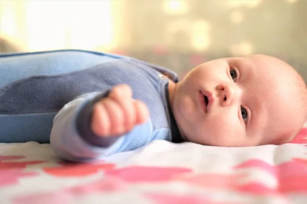 Portrait d'un mignon bébé de 3 mois couché sur une couverture, — Photo