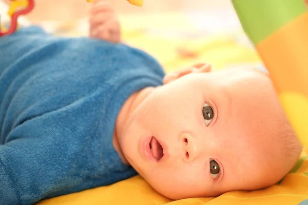 Porträtt av en söt 3 månaders baby liggande på en filt, nyfödd baby gäspningar — Stockfoto