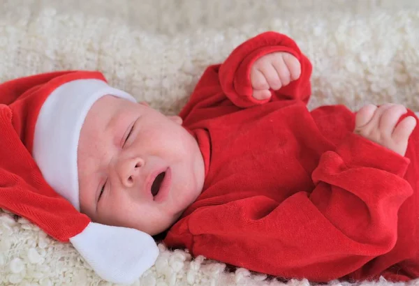 Dziecko w stroju Mikołaja na białym tle.Boże Narodzenie maluch w Santa kapelusz.Dziecko w czerwonym stroju i kapeluszu. — Zdjęcie stockowe