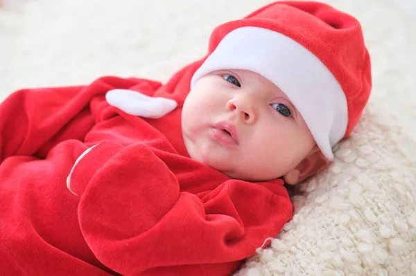Μωρό σε κοστούμι Σάντα σε λευκό φόντο.Χριστούγεννα νήπιο στο Σάντα καπέλο .Μωρό σε κόκκινο κοστούμι και καπέλο. — Φωτογραφία Αρχείου
