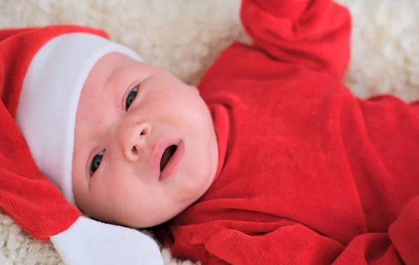 Bambino in costume da Babbo Natale su sfondo bianco.Natale bambino in Santa hat.Baby in costume rosso e cappello. — Foto Stock