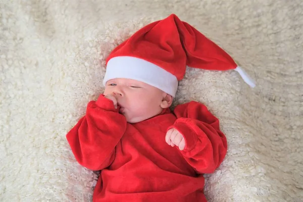 Baby i Santa kostym på vit bakgrund.Jul barn i Santa hat.Baby i röd kostym och hatt. — Stockfoto