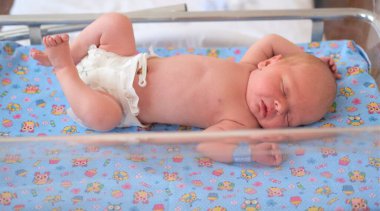 Yeni doğan bebek - bir erkek ya da bir kız doğum hastanesinde beşik, konsept - sağlık ve tıp.